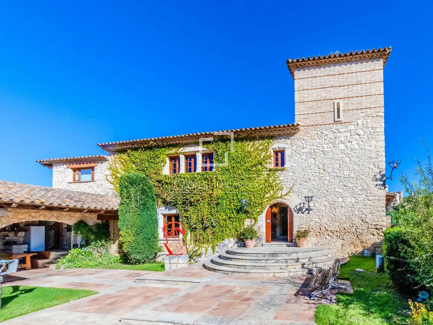 Vista exterior de Finca rústica en venda en Castellet i la Gornal amb Jardí privat, Parquet i Terrassa