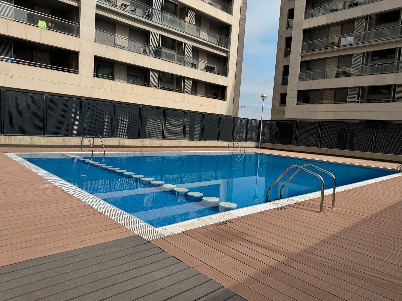 Piscina de Pis de lloguer en  Zaragoza Capital amb Calefacció, Parquet i Terrassa