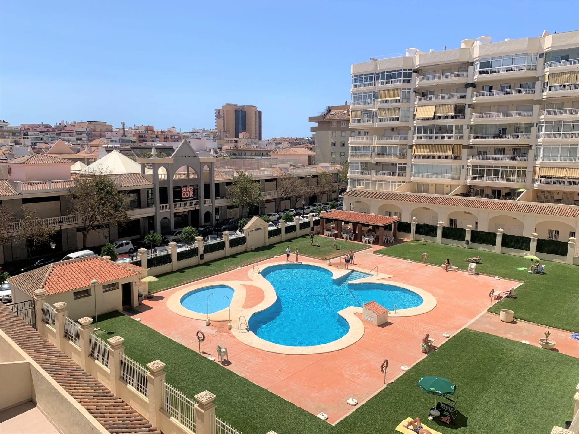 Piscina de Pis de lloguer en Fuengirola amb Terrassa i Piscina comunitària