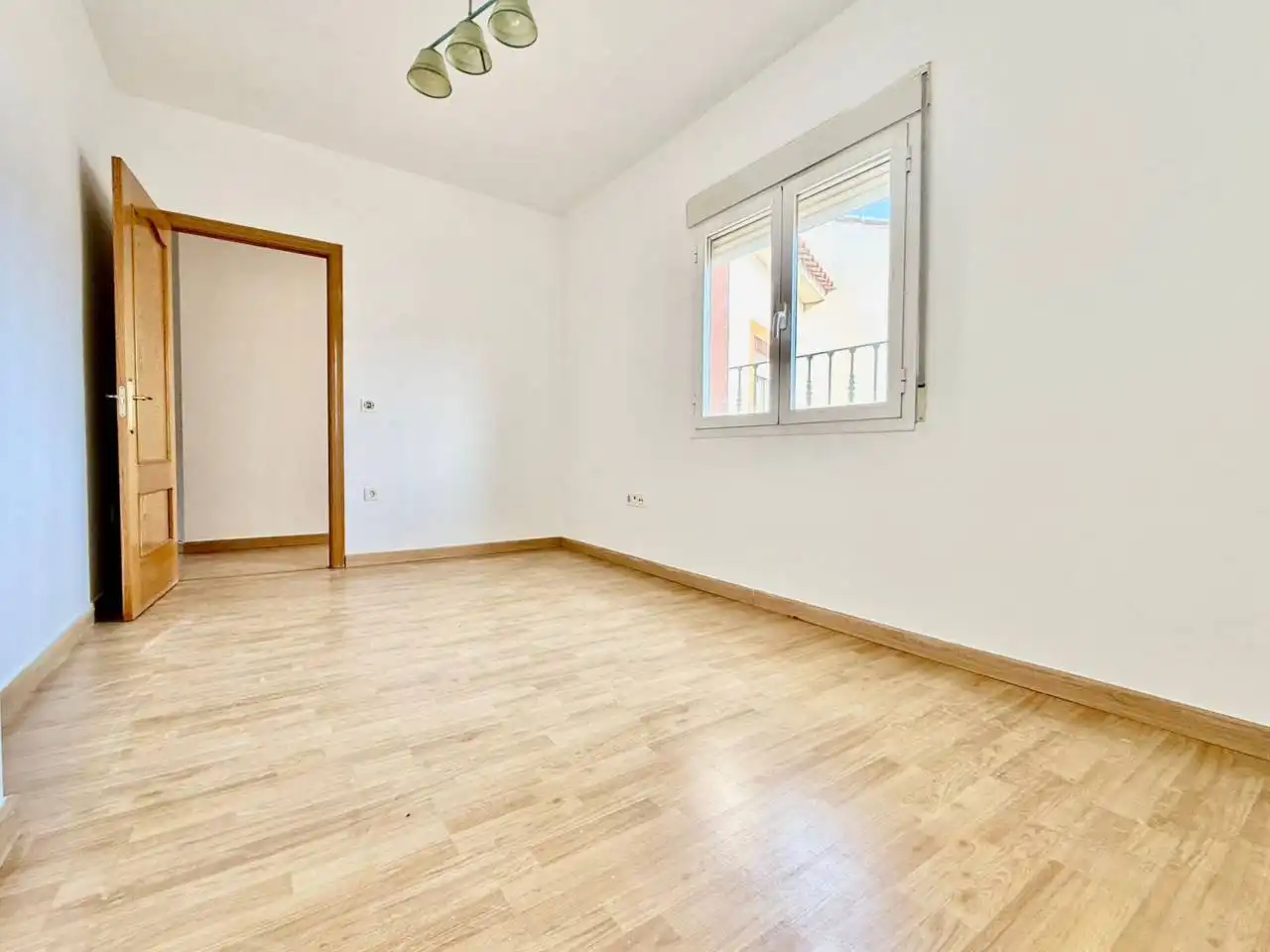 Habitación de Casa adosada en venta en Miguel Esteban con Alarma y Piscina comunitaria