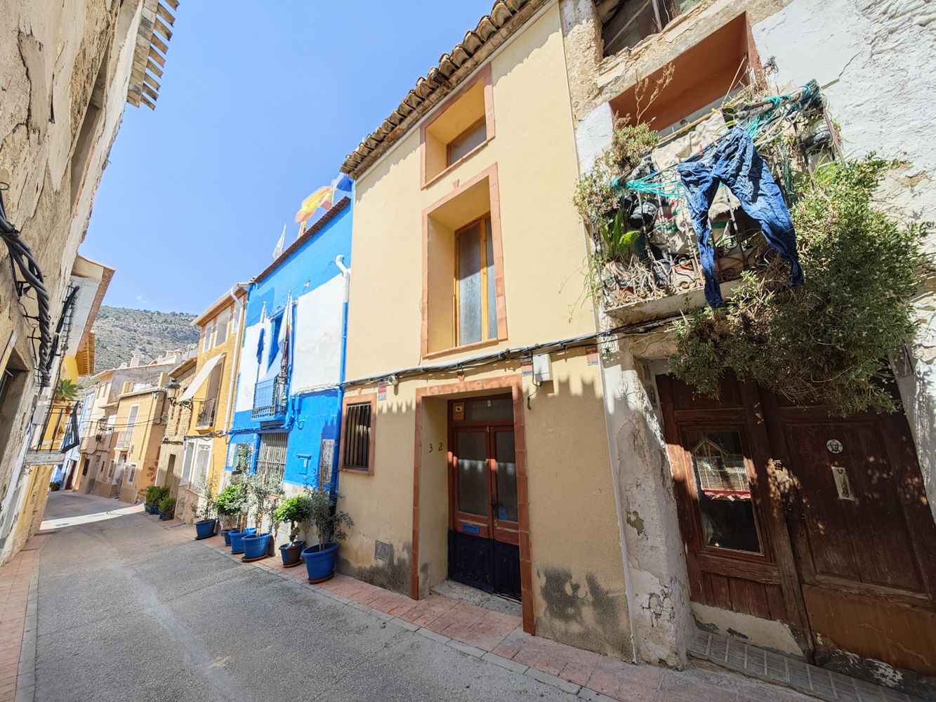 Vista exterior de Casa adosada en venda en Relleu amb Parquet, Terrassa i Balcó