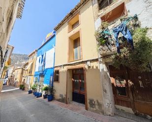 Vista exterior de Casa adosada en venda en Relleu amb Parquet, Terrassa i Balcó