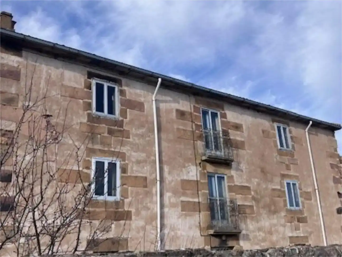 Vista exterior de Casa adosada en venda en Brañosera amb Jardí privat