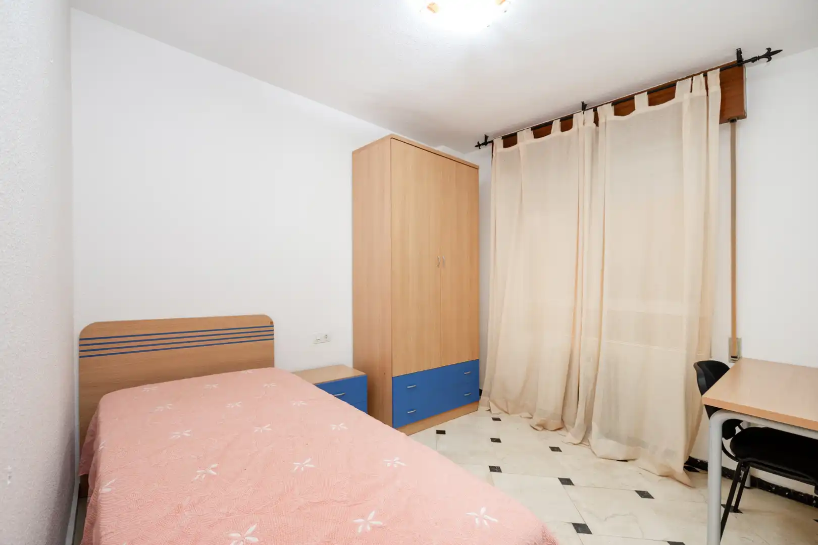 Schlafzimmer von Wohnung zur Miete in Granada mit Heizung, Möbliert und Ofen