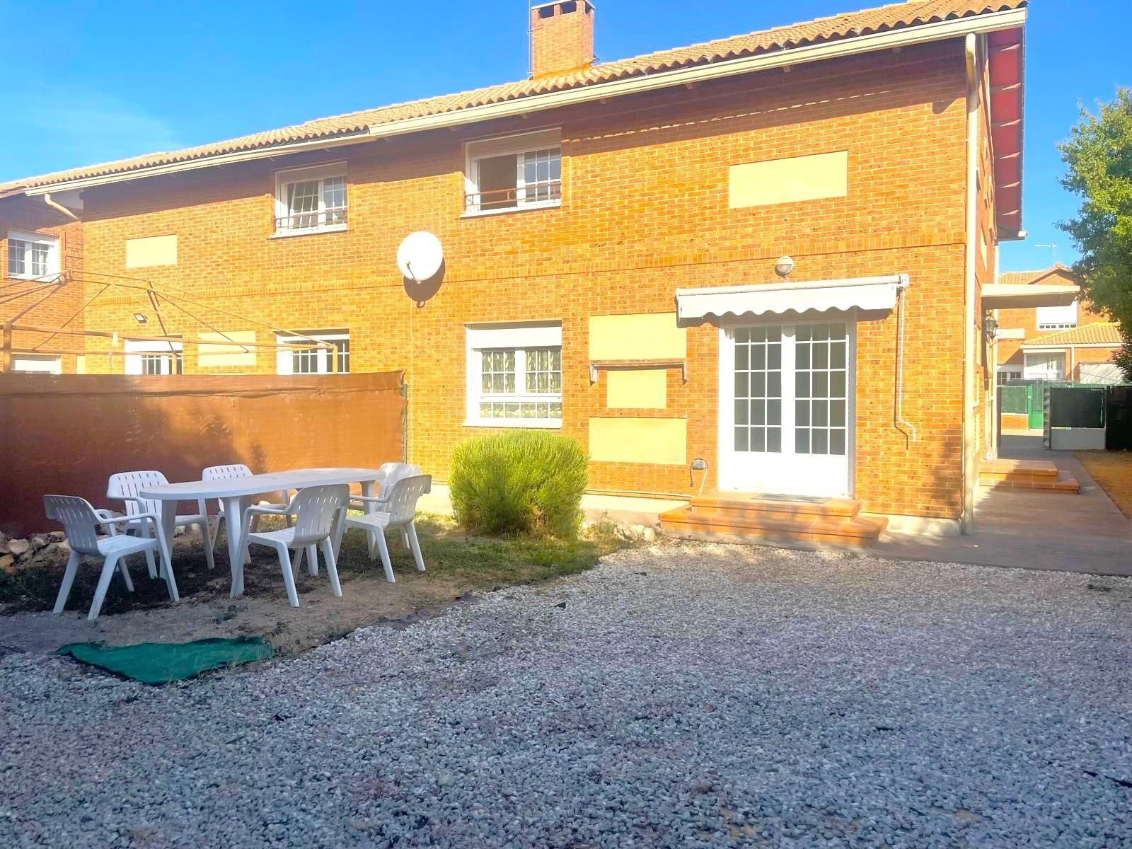Casa adosada en venda a Renedo de Esgueva