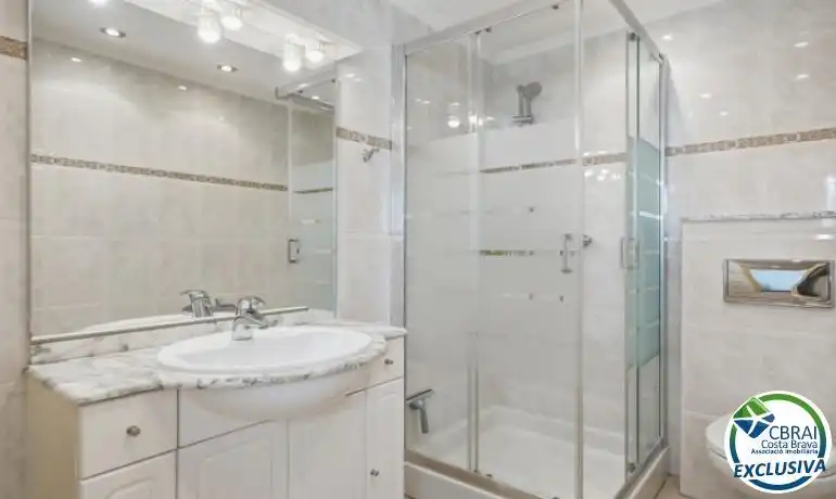 Badezimmer von Country house zum Verkauf in Roses mit Heizung, Privatgarten und Terrasse