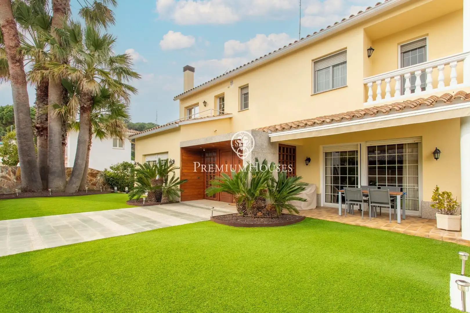 Vista exterior de Casa o xalet en venda en Mataró amb Calefacció, Jardí privat i Parquet