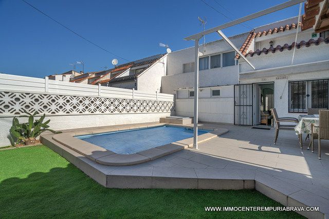 Swimming pool of House or chalet for sale in Empuriabrava  with Air Conditioner, Heating and Terrace