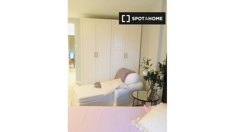 Bedroom of Flat to rent in Pozuelo de Alarcón  with Air Conditioner, Heating and Furnished
