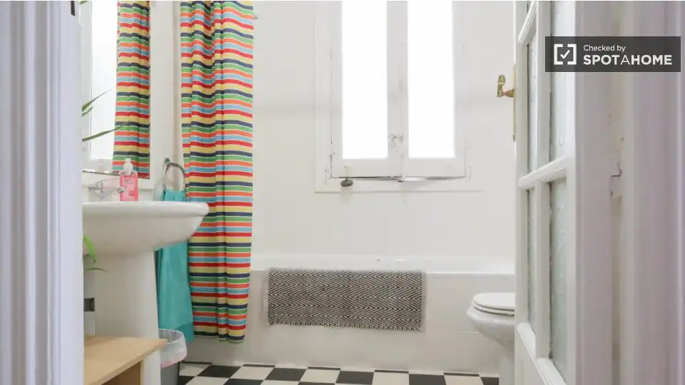 Baño de Piso de alquiler en Madrid con Aire acondicionado, Calefacción y Amueblado