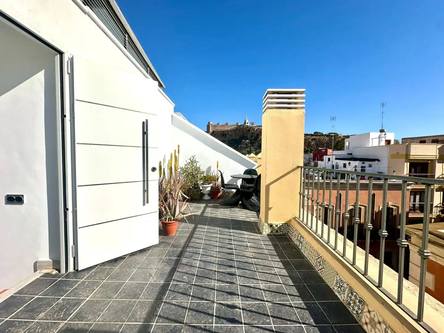 Vista exterior de Piso en venta en Almería con Terraza