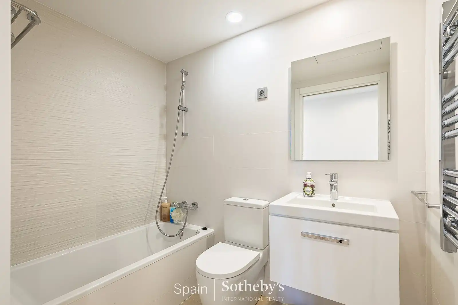 Bany de Apartament en venda en Sitges amb Aire condicionat, Jardí privat i Jacuzzi