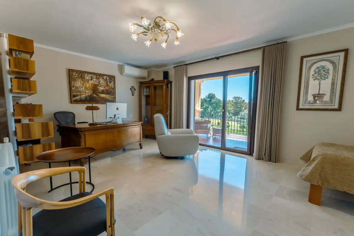 Sala d'estar de Casa o xalet en venda en Marbella amb Aire condicionat, Terrassa i Traster