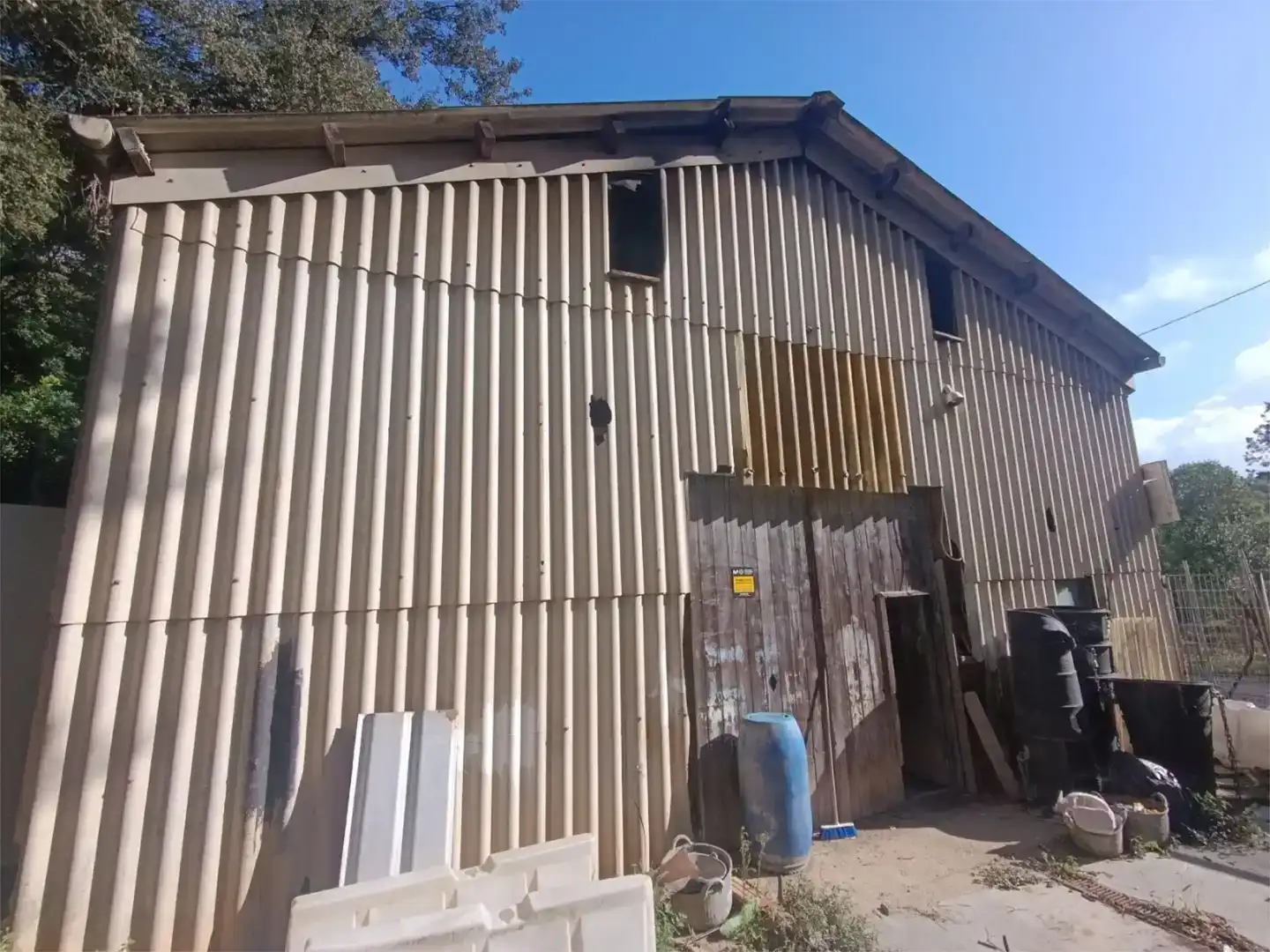 Vista exterior de Nau industrial en venda en Cerdanyola del Vallès