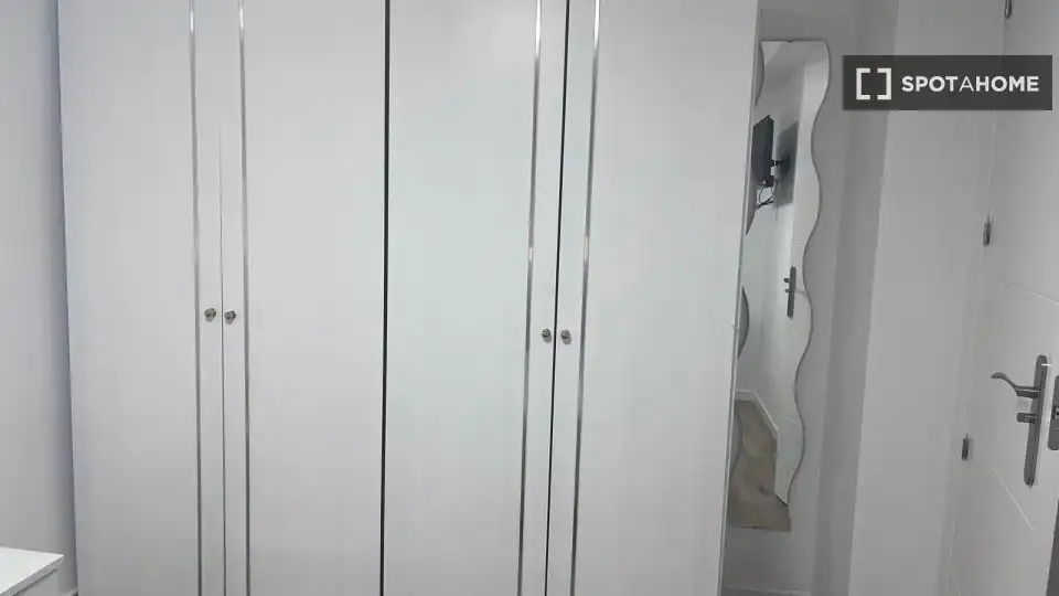 Habitación de Piso de alquiler en Alcalá de Henares con Aire acondicionado, Calefacción y Amueblado