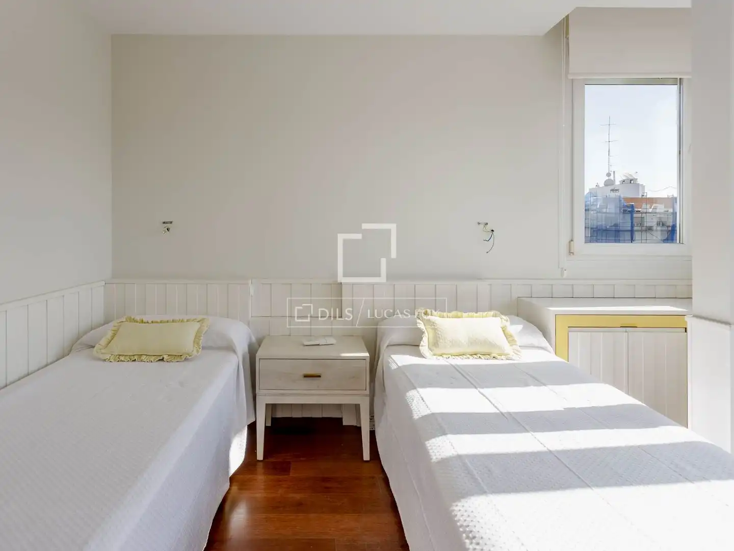 Schlafzimmer von Dachboden zur Miete in Madrid mit Klimaanlage, Heizung und Parkett