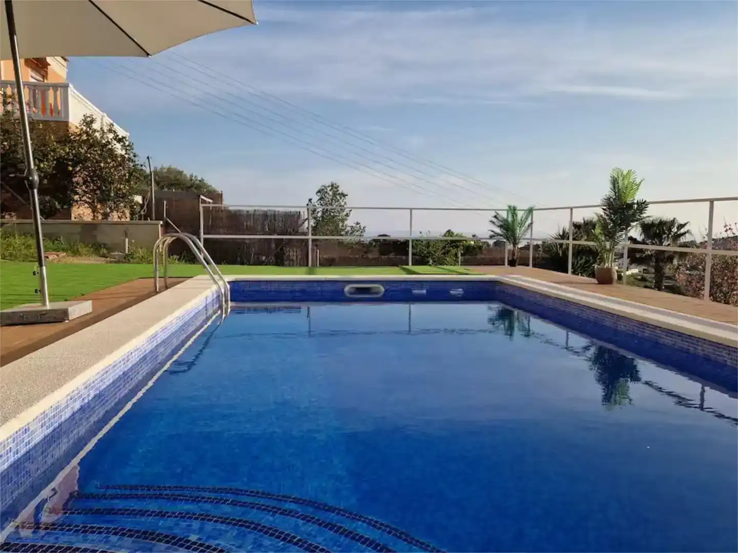 Piscina de Pis de lloguer en Calafell amb Aire condicionat, Jardí privat i Parquet