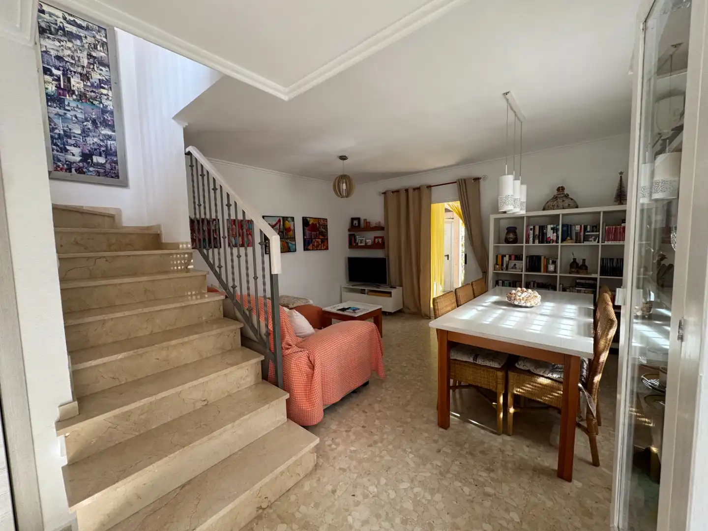 Sala d'estar de Casa adosada en venda en Oliva amb Aire condicionat, Calefacció i Jardí privat