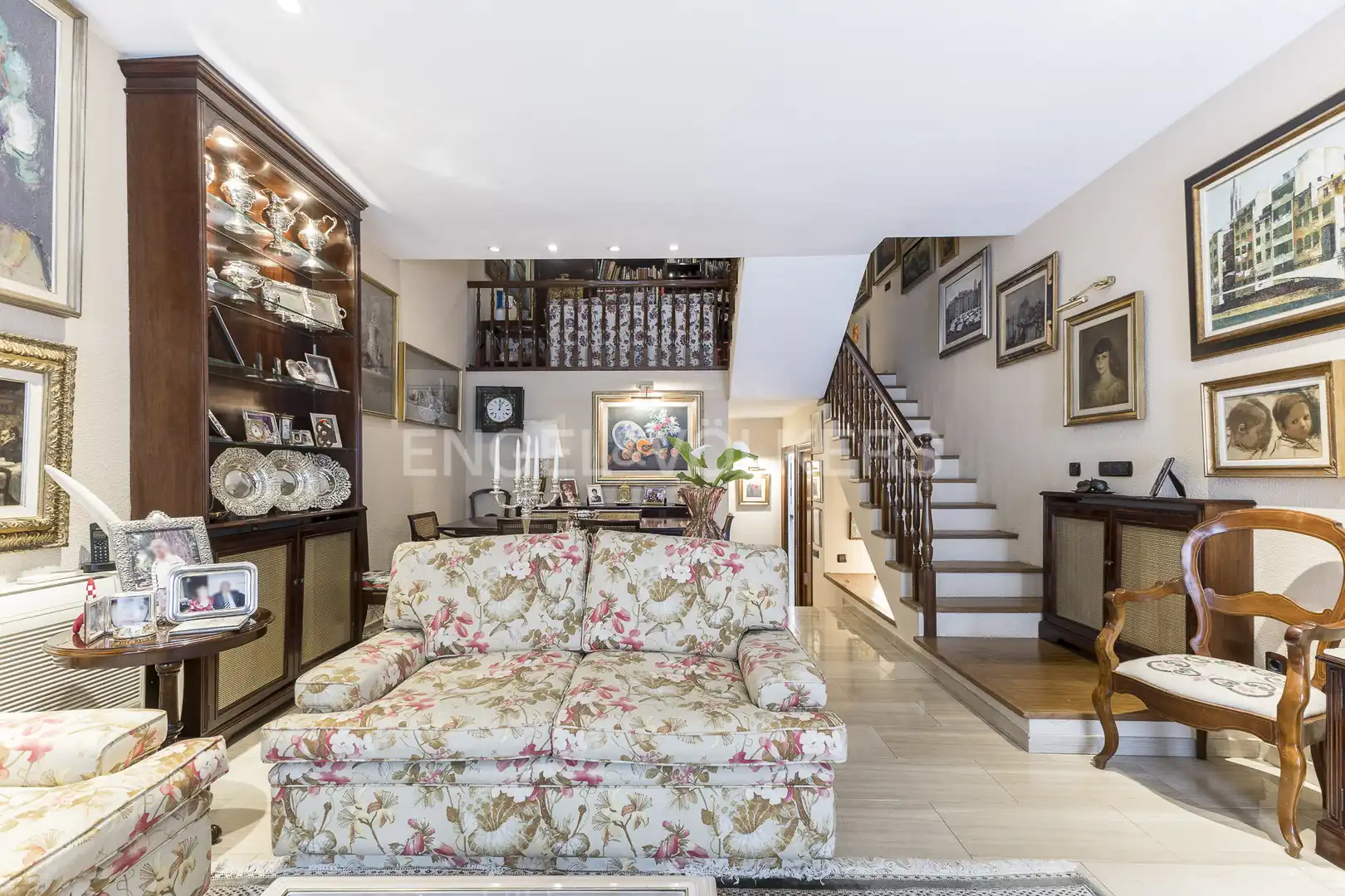 Wohnzimmer von Einfamilien-Reihenhaus zum Verkauf in Barcelona mit Heizung, Privatgarten und Parkett