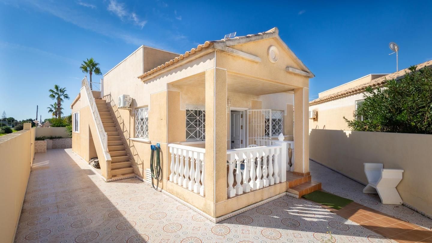 Exterior view of House or chalet for sale in Torrevieja  with Air Conditioner, Terrace and Community pool