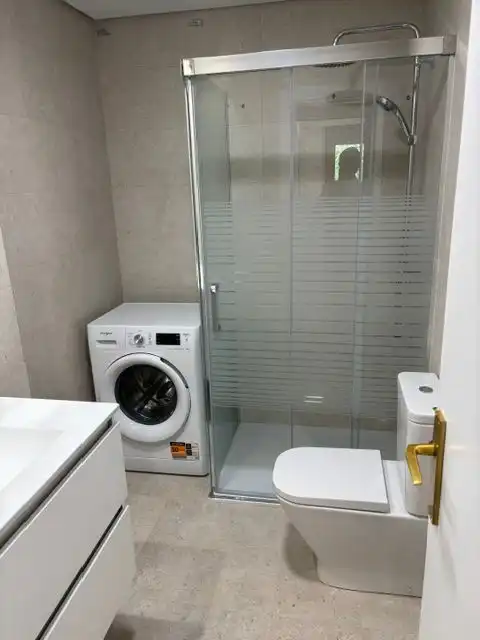 Badezimmer von Wohnungen zur Miete in  Pamplona / Iruña mit Heizung, Parkett und Terrasse