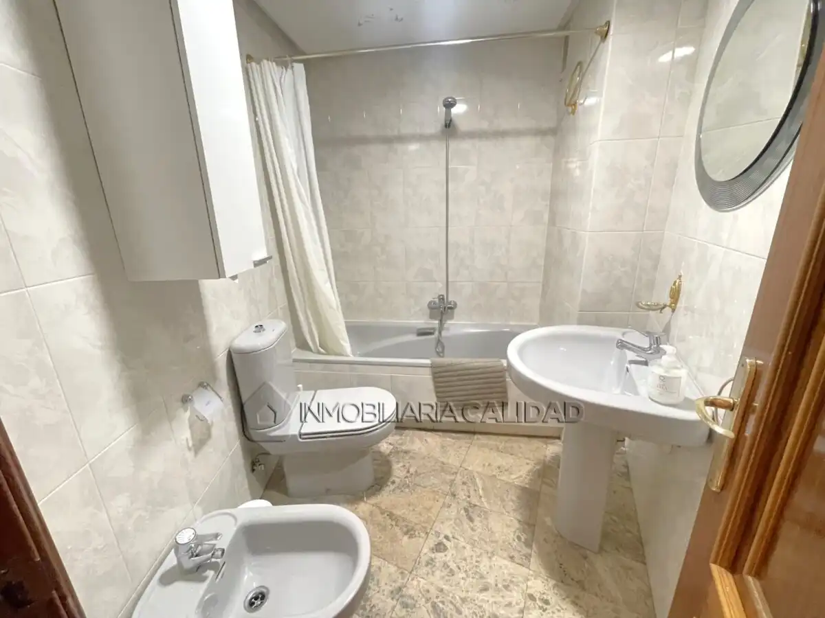 Baño de Piso de alquiler en Burgos con Calefacción y Amueblado