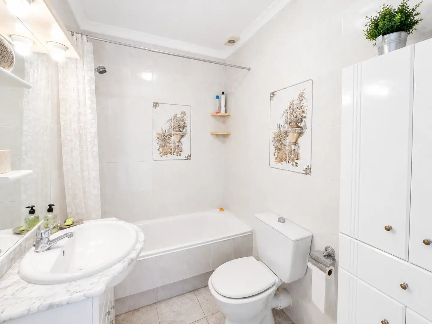 Bany de Apartament en venda en Benalmádena amb Terrassa, Moblat i Piscina comunitària