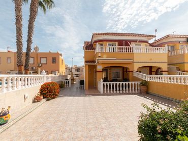 Casa aparellada amb piscina en venda a Orihuela Costa