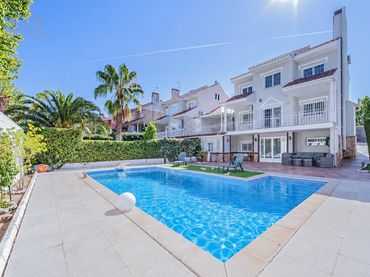 Detached house with balcony for sale in Calle Getafe
