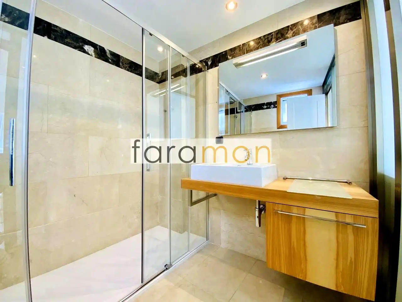 Bathroom of Flat for rent in Vigo   with Heating, Terrace and Storage room