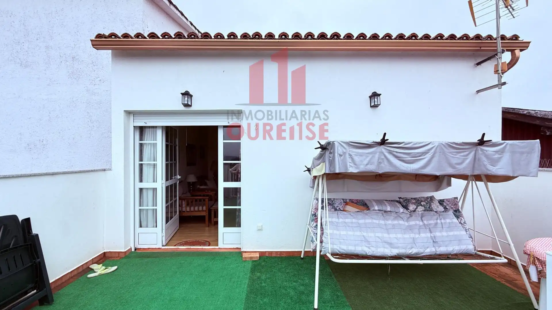 Vista exterior de Casa o xalet en venda en San Cibrao das Viñas amb Terrassa i Moblat