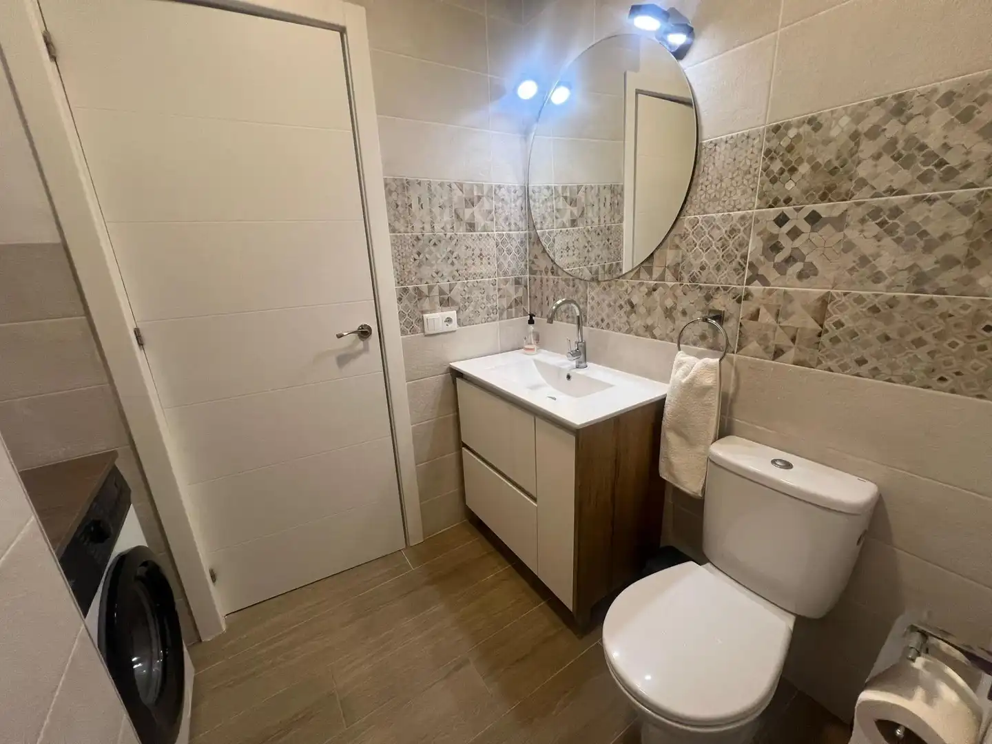 Bathroom of Flat for rent in Sevilla  with Air Conditioner and Furnished