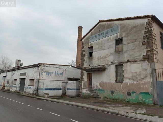 Nave industrial en Venta en C. Valls en Banyoles