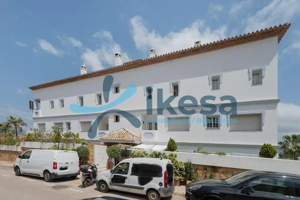 Vista exterior de Dúplex en venda en Marbella amb Piscina comunitària