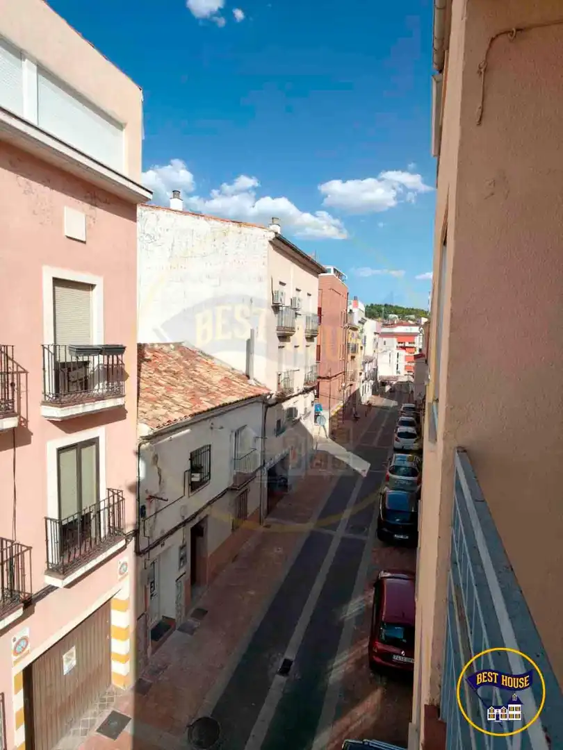 Vista exterior de Pis de lloguer en Cuenca amb Calefacció, Moblat i Balcó