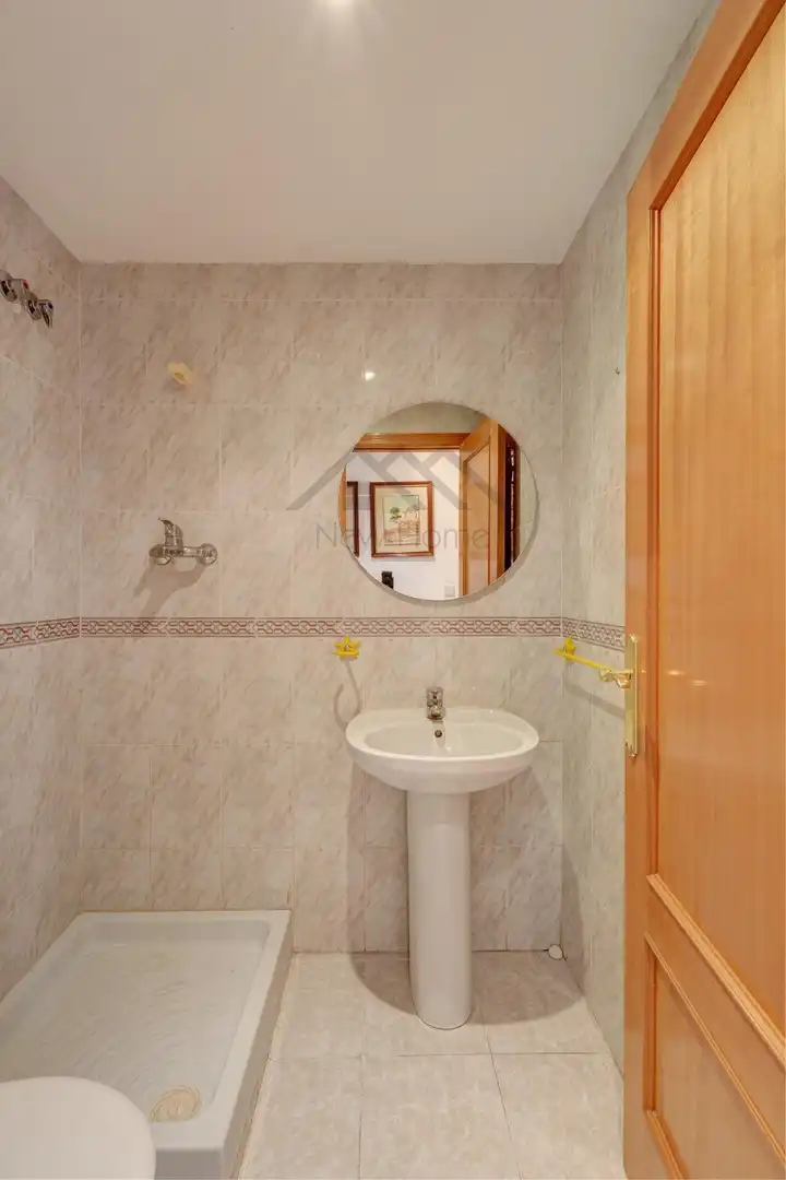 Baño de Piso en venta en La Pobla de Vallbona con Aire acondicionado y Terraza