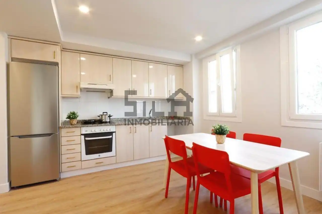 Cocina de Piso para compartir en Ourense Capital  con Calefacción y Amueblado