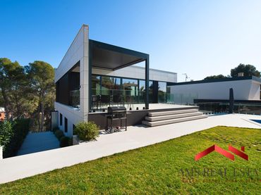 Casa amb balcó en venda a Carrer Carrer de la Noguera