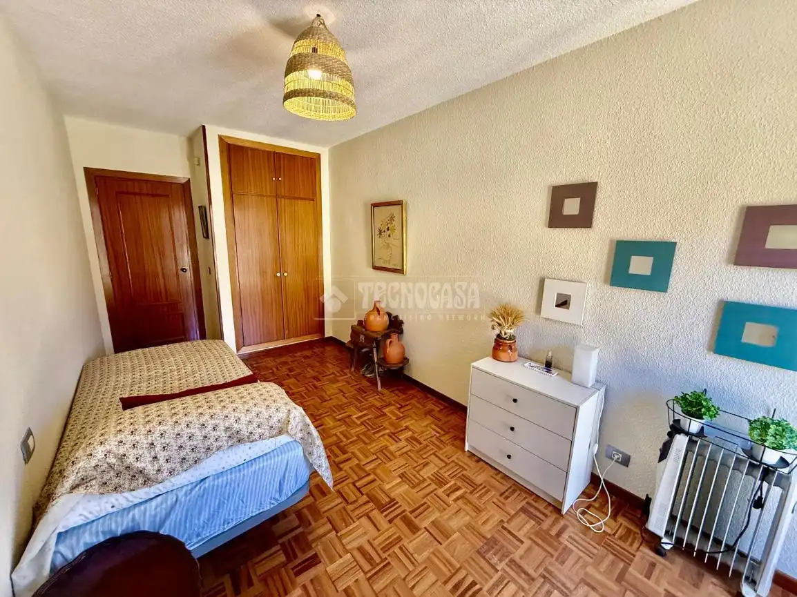 Habitación de Piso en venta en Ávila con Calefacción, Parquet y Trastero
