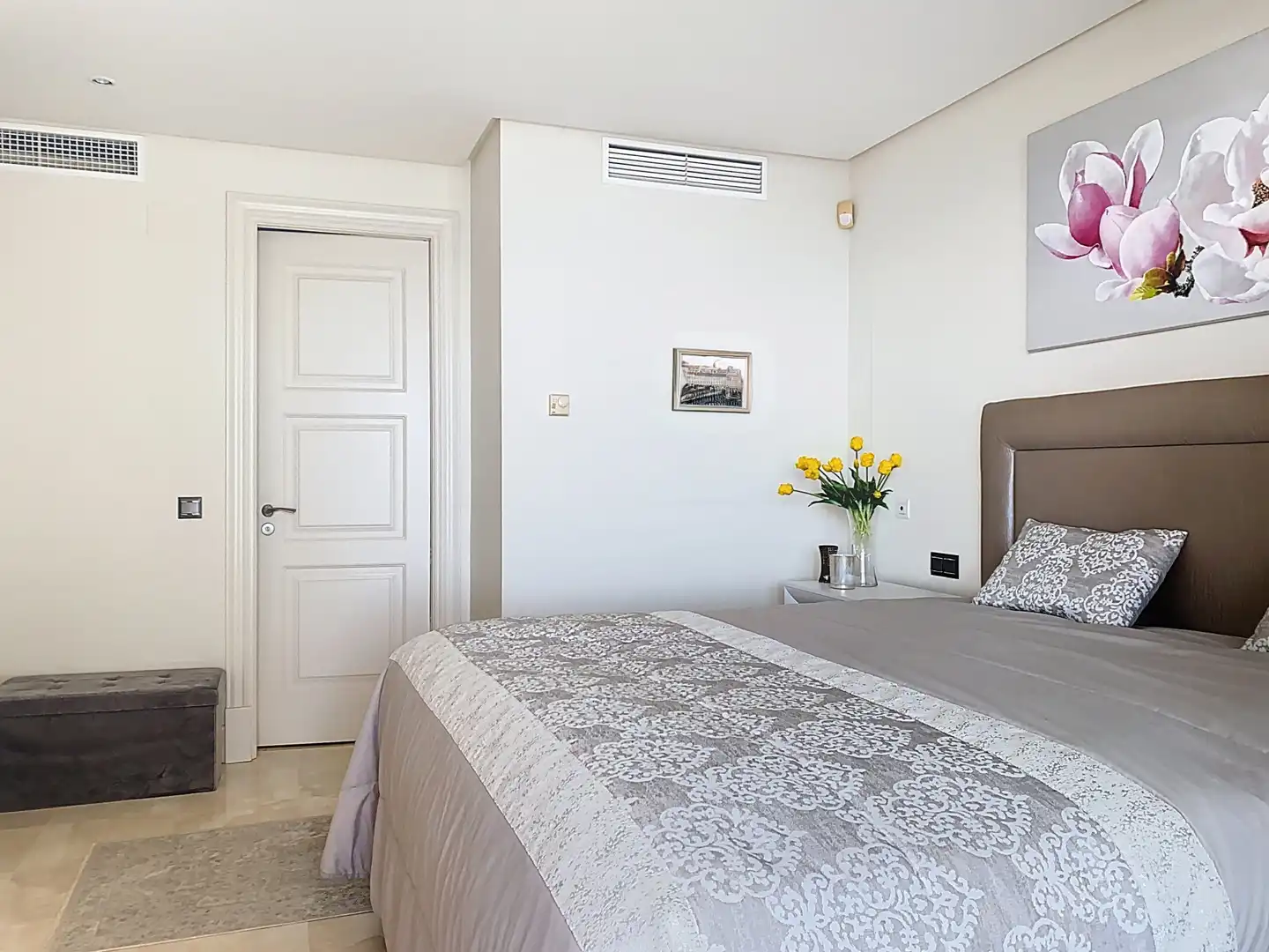 Dormitori de Apartament en venda en Estepona amb Aire condicionat, Terrassa i Piscina