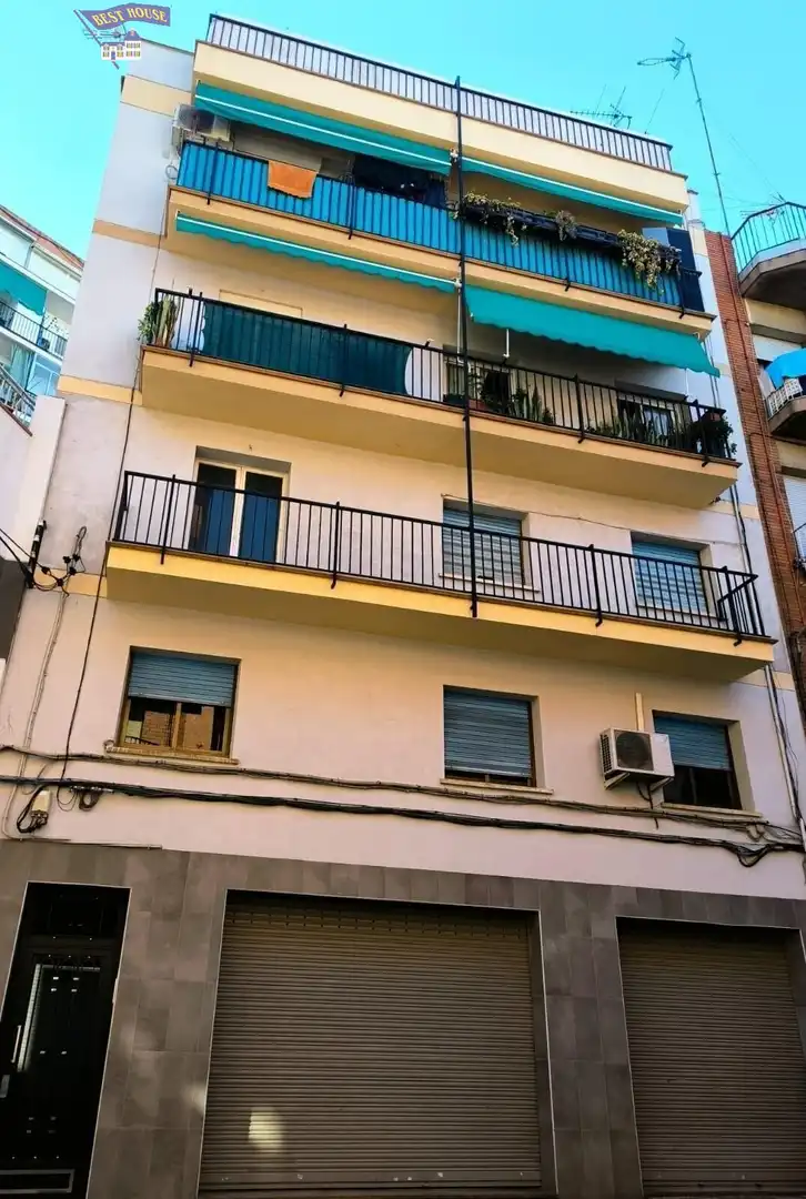 Außenansicht von Wohnung zum Verkauf in Badalona mit Klimaanlage, Heizung und Parkett