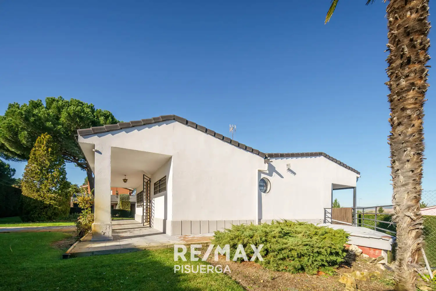 Vista exterior de Casa o xalet en venda en Tudela de Duero amb Calefacció, Jardí privat i Terrassa