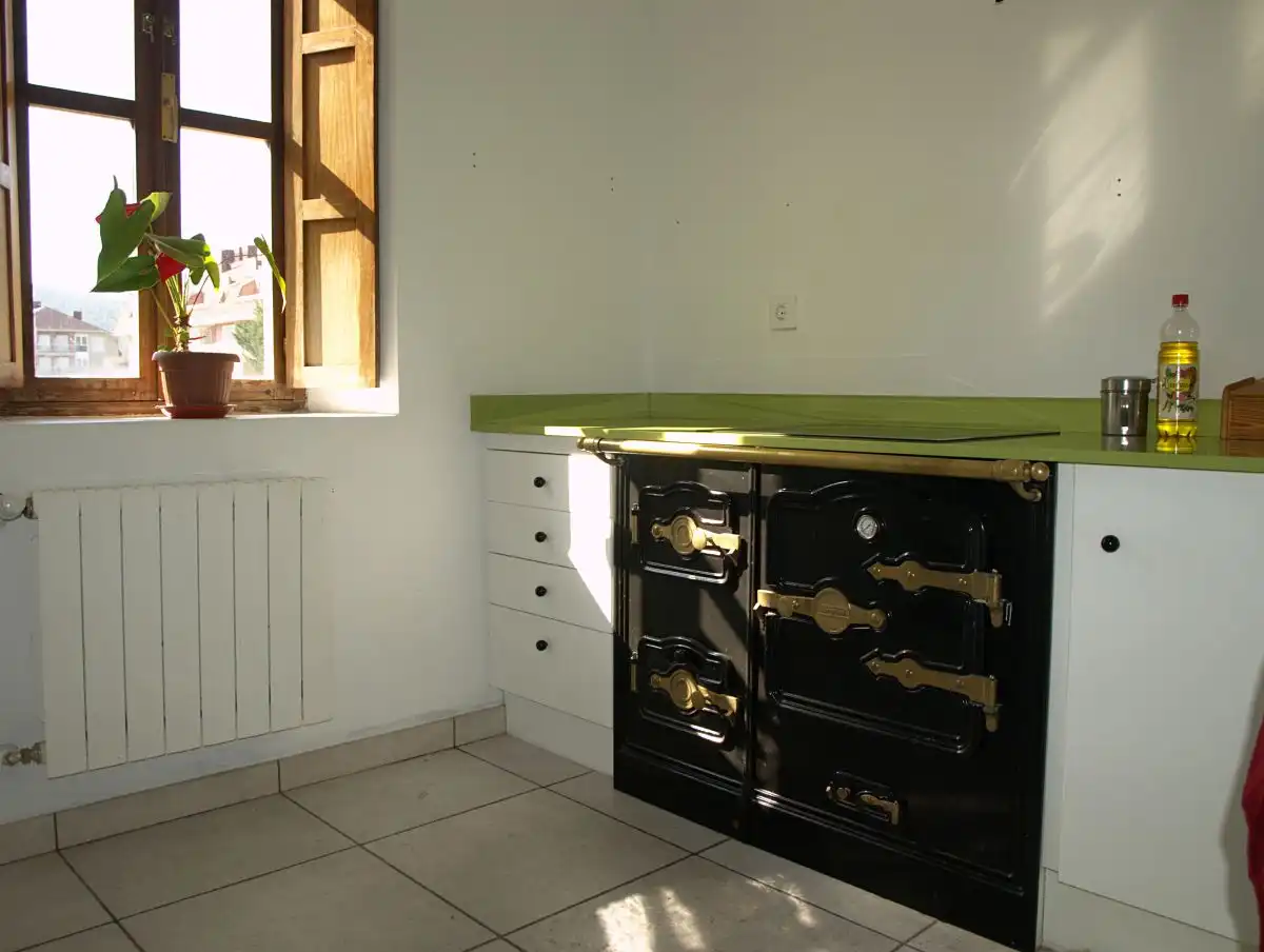 Cuina de Casa o xalet en venda en Bárcena de Cicero amb Terrassa, Moblat i Balcó