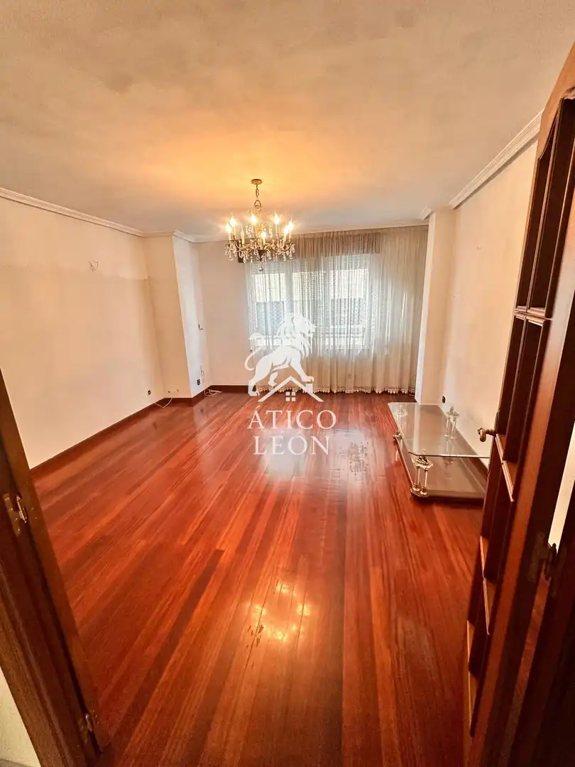 Sala de estar de Casa o chalet en venta en León Capital  con Calefacción, Terraza y Trastero