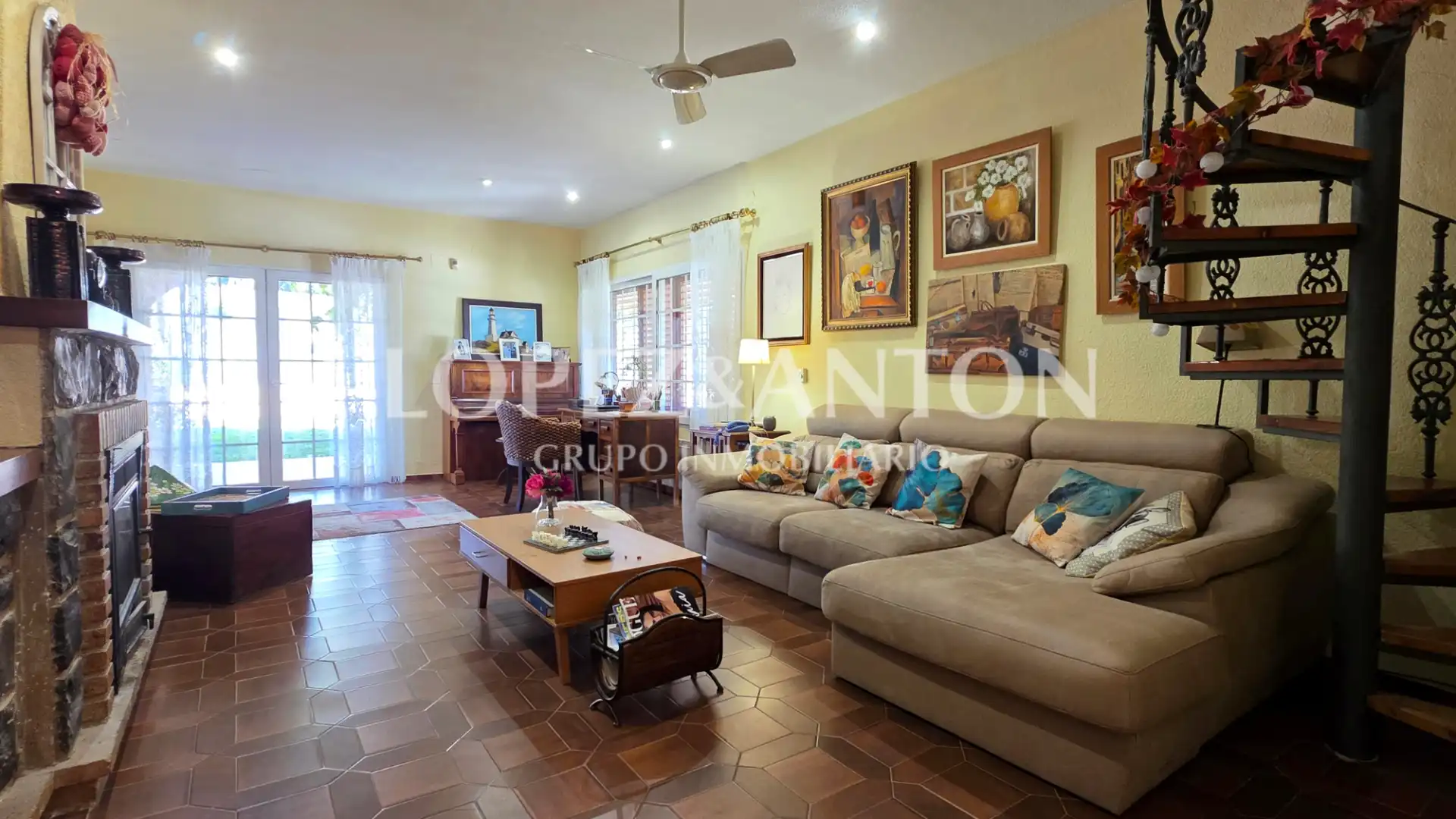 Sala d'estar de Casa o xalet en venda en La Pobla de Vallbona amb Aire condicionat, Calefacció i Jardí privat