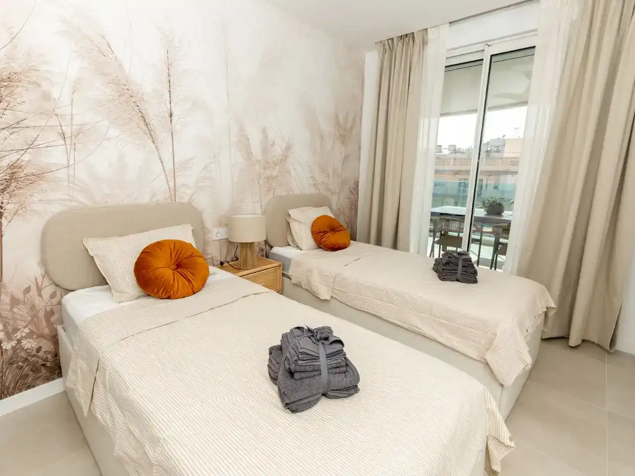 Dormitori de Apartament de lloguer en Fuengirola amb Aire condicionat, Piscina i Balcó