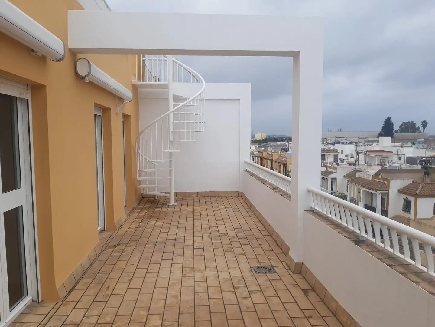 Terraza de Ático en venta en Dos Hermanas con Aire acondicionado, Terraza y Alarma