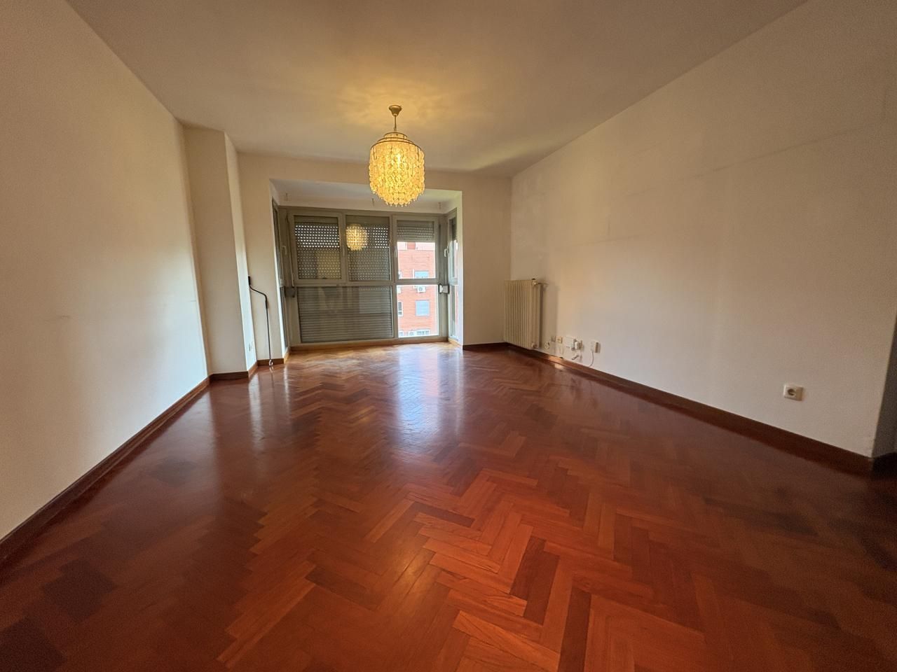 Living room of Flat for sale in  Madrid Capital  with Heating, Parquet flooring and Community pool