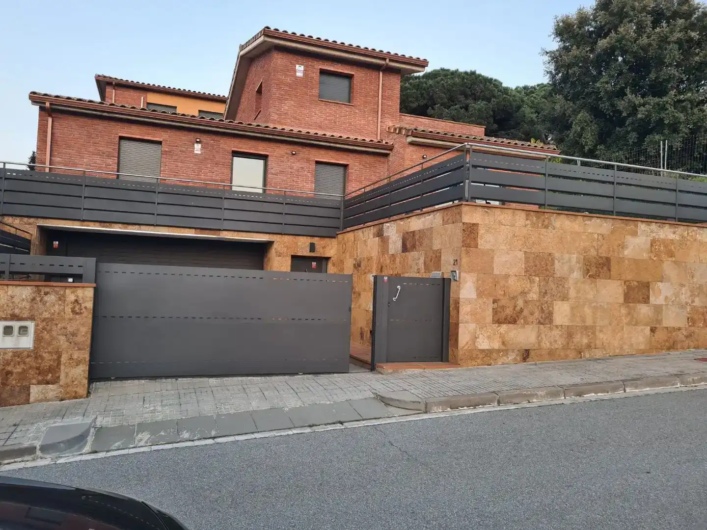 Vista exterior de Casa o xalet en venda en La Roca del Vallès amb Aire condicionat