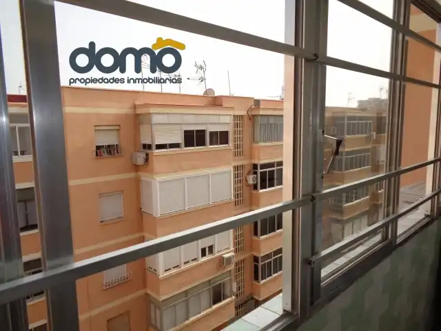 Vista exterior de Piso para compartir en Almería con Aire acondicionado, Amueblado y Horno